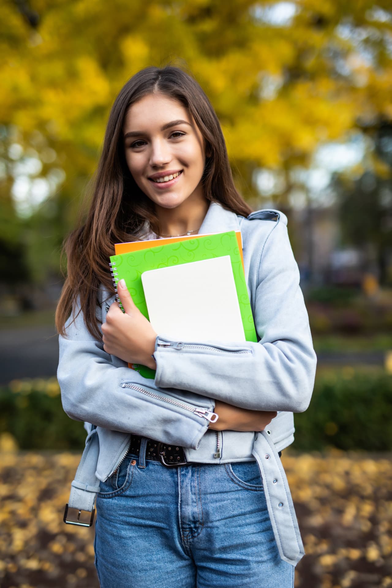 Jovem estudante segurando cadernos