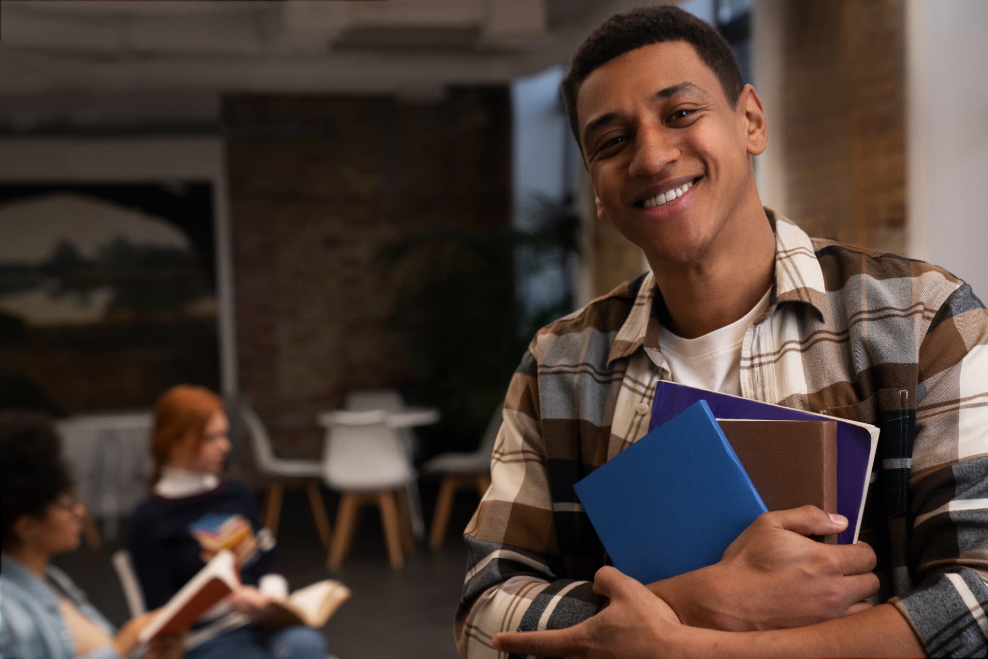 Estudante sorrindo com livros nos braços